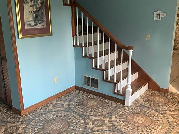 5th image of 100 Westhampton Dr