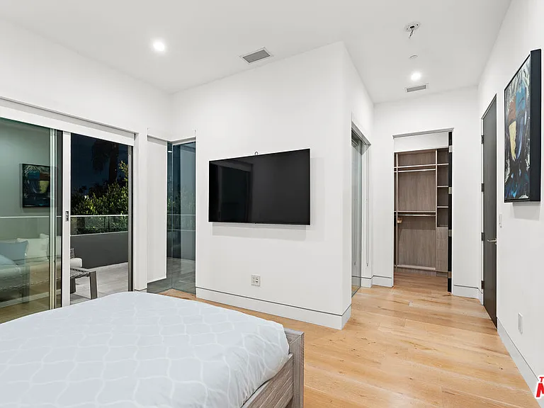 637 N Gardner St — Photo 32