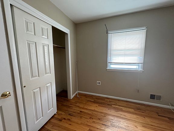 4th image of 423 Eltingville Blvd