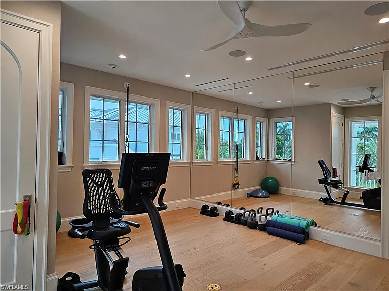 637 Palm Cir W — Photo 36