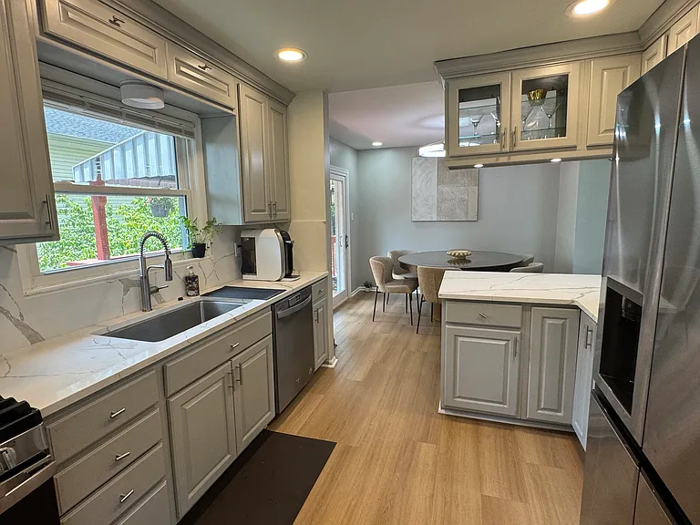 1650 La Salle Ave — Photo 6