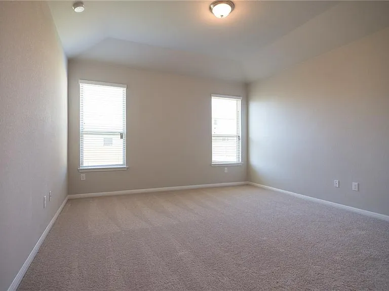 641 Schefer St — Photo 3