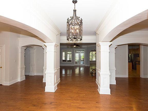 3rd image of 162 Hank Dr