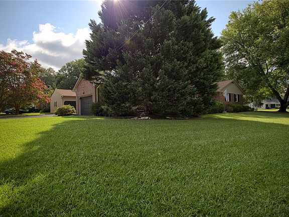 3rd image of 498 Windemere Rd