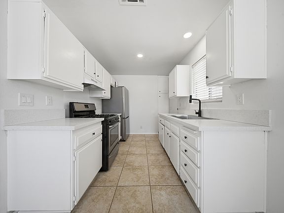 5th image of 42030 Thornbush Ave
