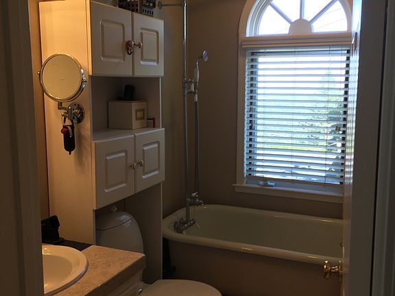 Claw ft tub in guest rm