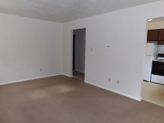 3rd image of 970 Patricia Dr APT 1