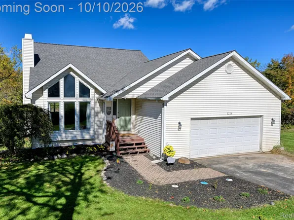 3226 Muirfield Cir, White Lake, MI 48383