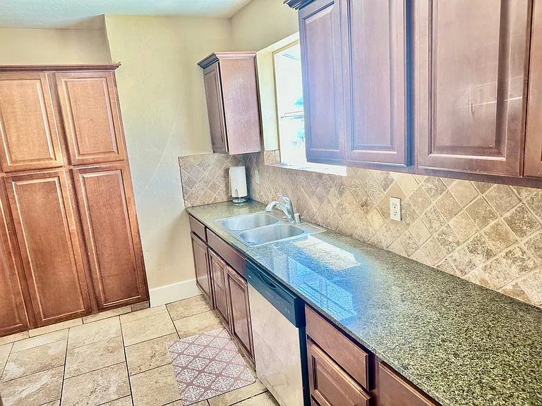 1257 N Thorne Ave — Photo 14