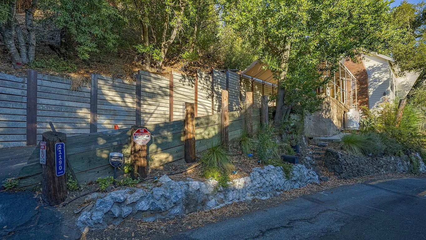 3 bed, 1.5 bath, 1700 sqft, $6,000 — Photo 1