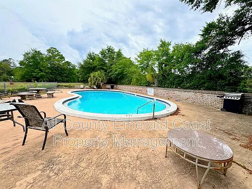 105 Country Club Dr Photo 1