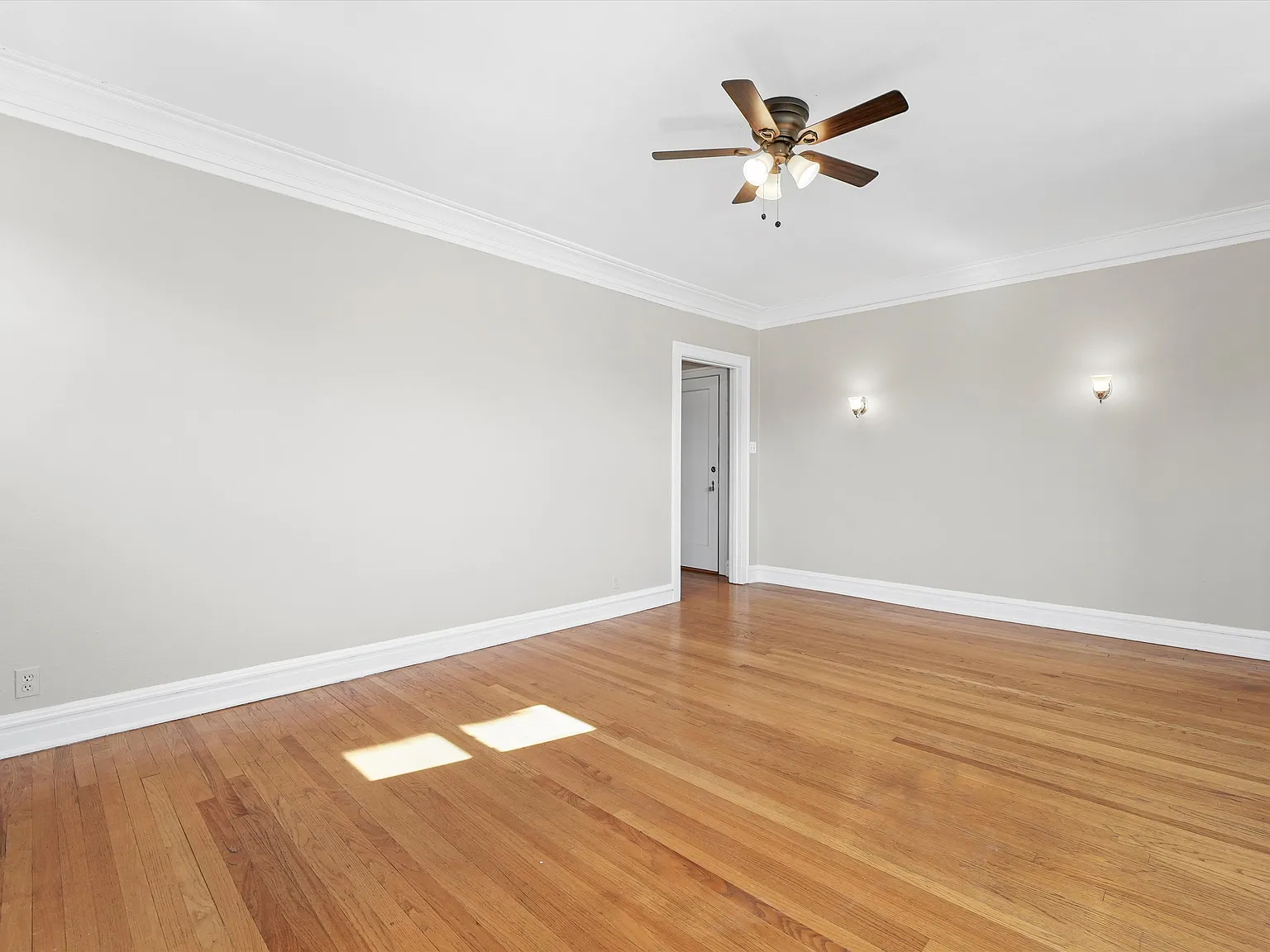 Large, Spacious 2 Bedroom Apartment in the Heart of Riverside! Heat Included! — Photo 4