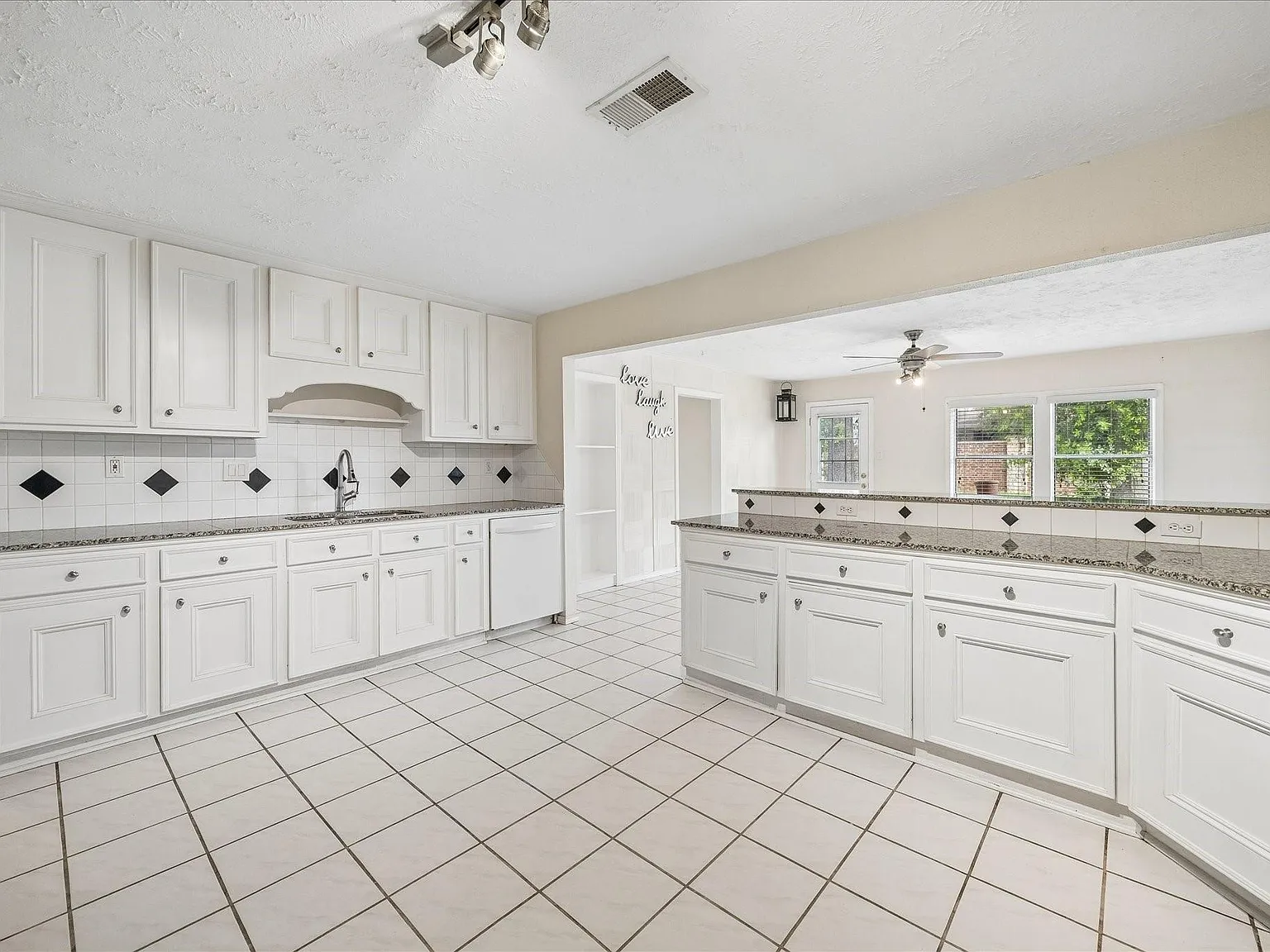 4 bed, 2.0 bath, 2149 sqft, $2,300 — Photo 4