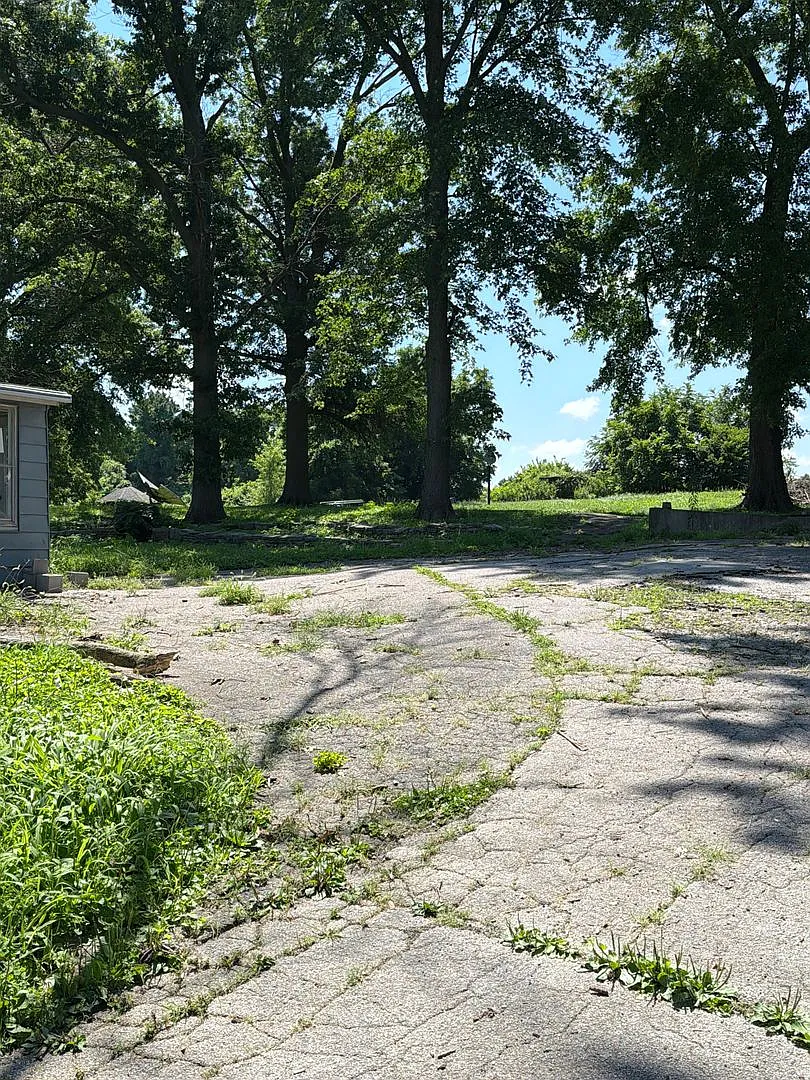 Rare Opportunity! 4 bed, 1 bath home on large lot! — Photo 3