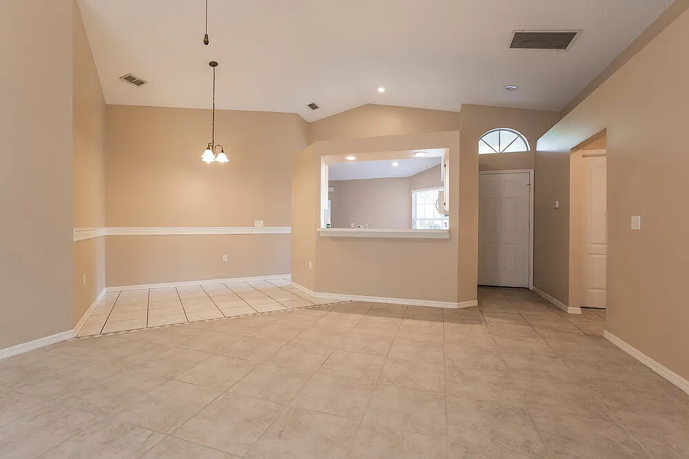 3 bed, 2.0 bath, 1545 sqft, $3,860 — Photo 2