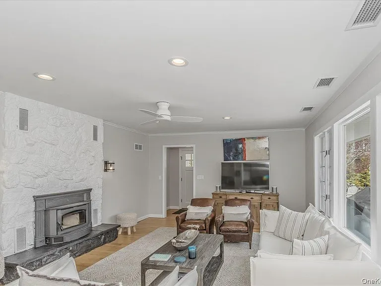 15 Gardners Ln — Photo 6