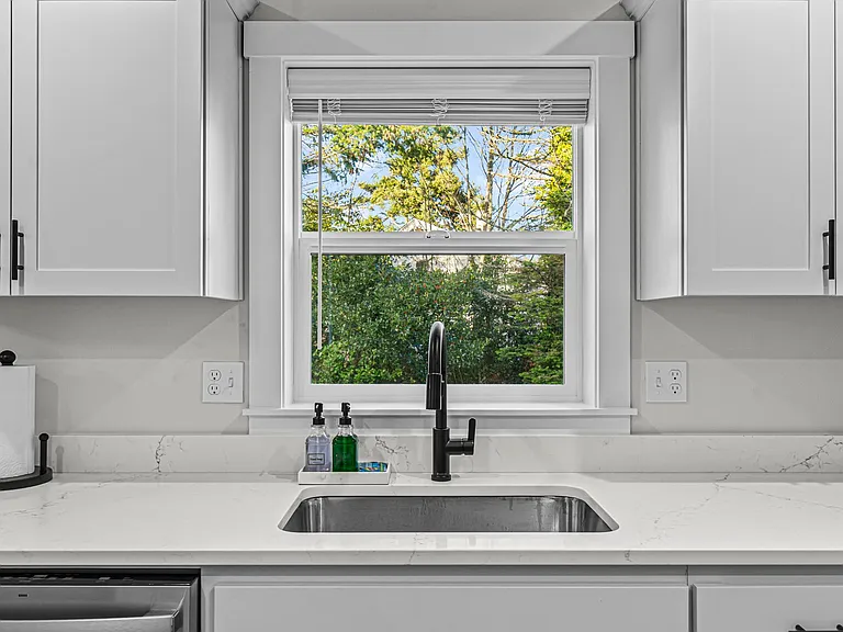 1020 2nd Ave — Photo 8
