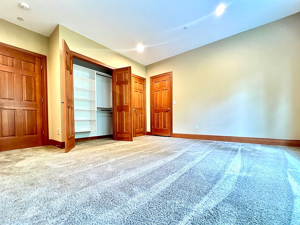 Spacious upstairs room with built-in closet
