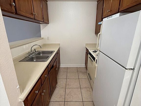 4th image of 3350 Drew St APT 303