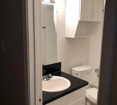 3rd image of 425 Westlawn Dr APT 18