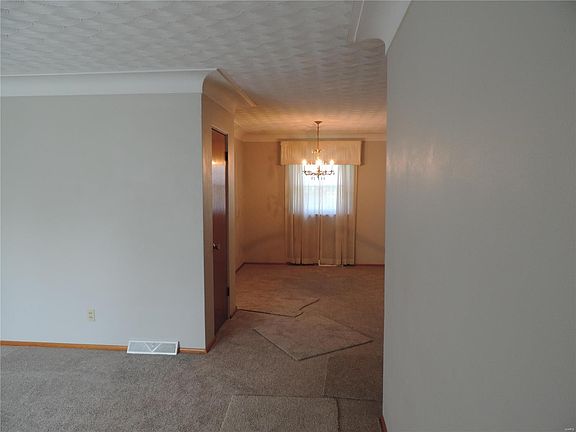 5th image of 3261 Willow Ave