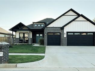 4817 Hambletonian Ln, Mustang, OK 73064