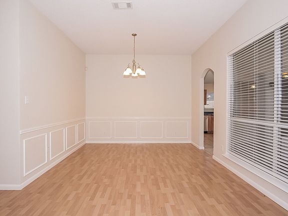 4th image of 925 Comiskey Ct