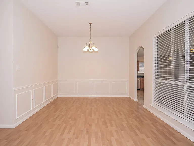 925 Comiskey Ct — Photo 4