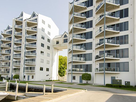3rd image of 2964 Lakeshore Dr Unit W101