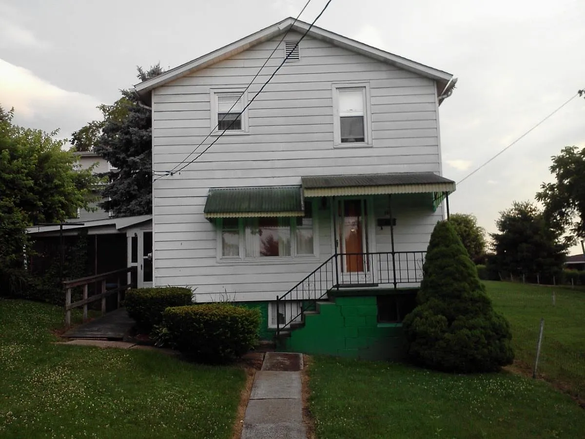 16 Elm St photo 1