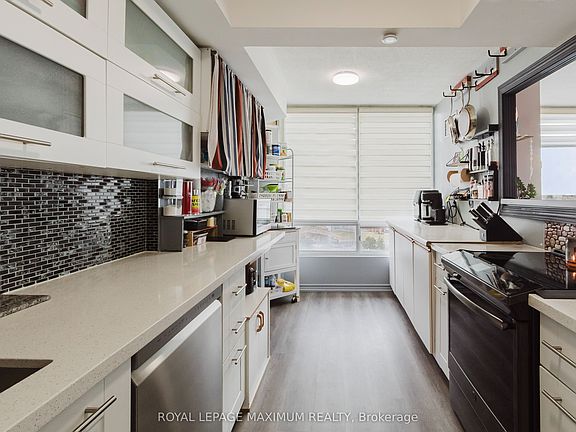 3rd image of 26 Hanover Rd #1101