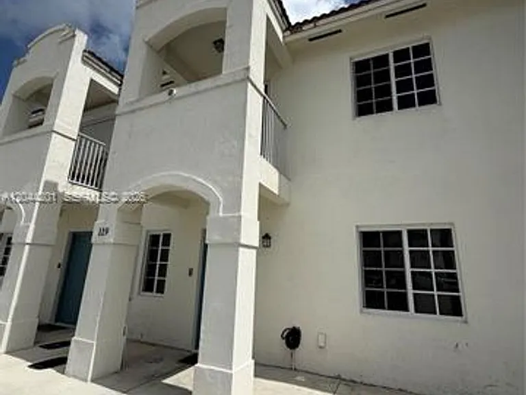 119 SW 6th Ln — Photo 3