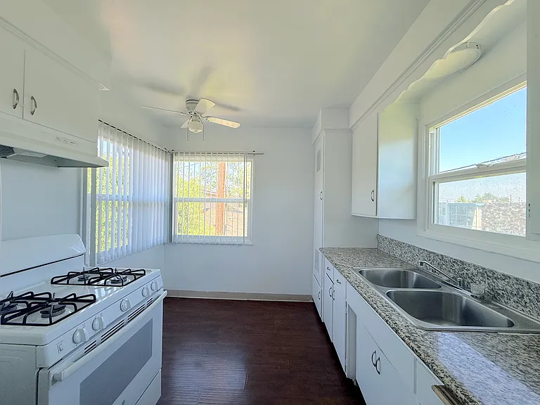 331 E Live Oak St #B — Photo 6