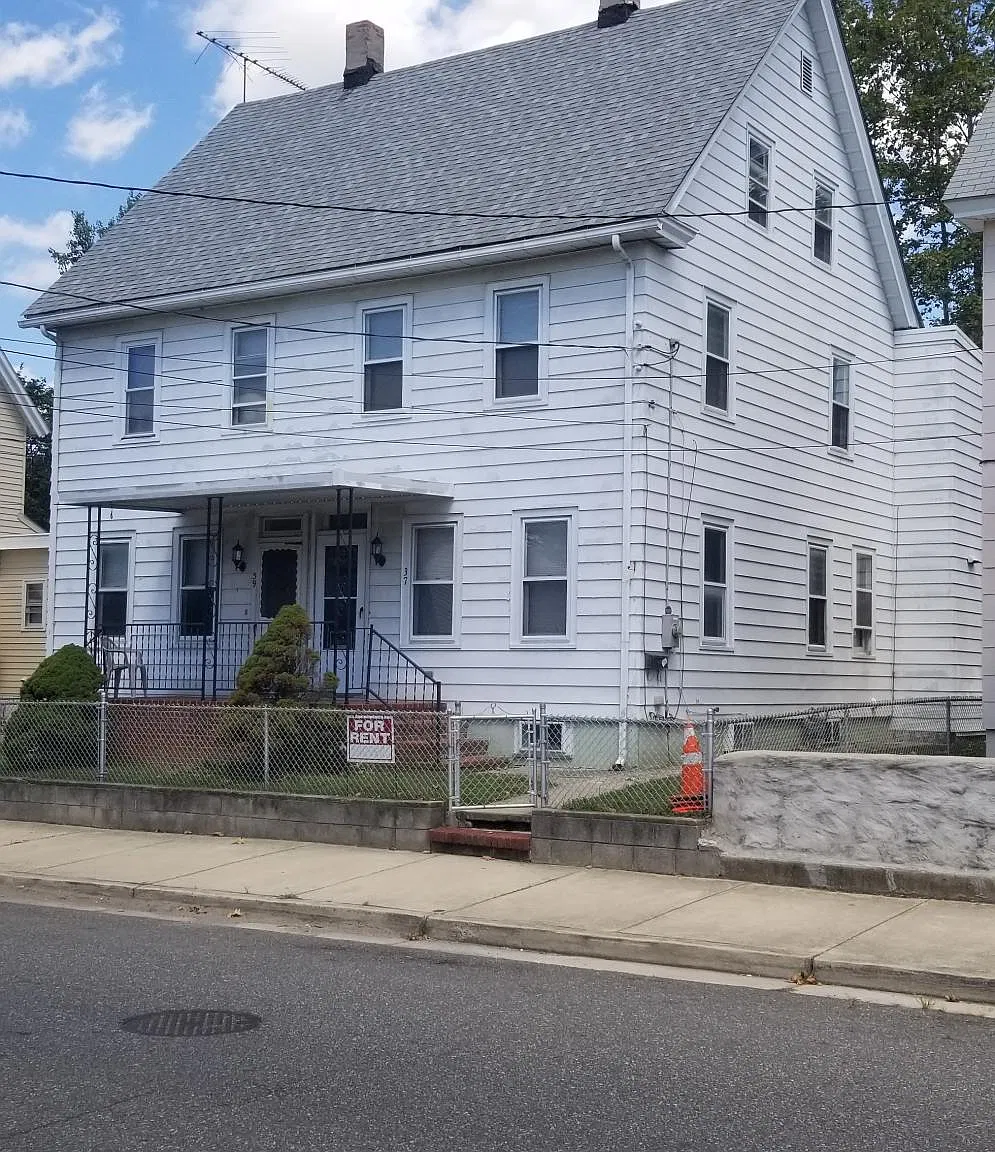 3 bed, 2000 sqft, $2,200 — Photo 1