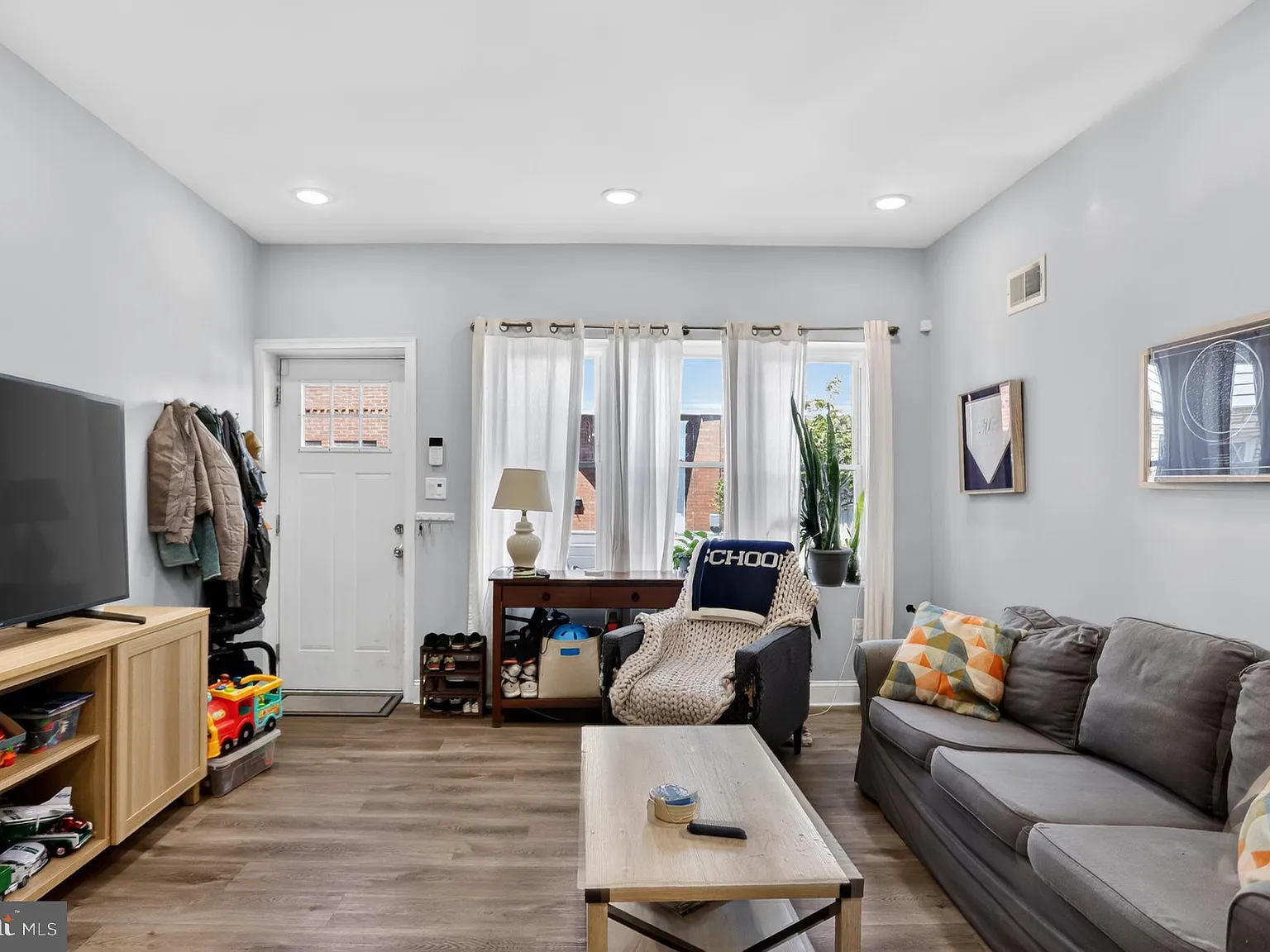 3 bed, 1.5 bath, 1430 sqft, $2,200 — Photo 4