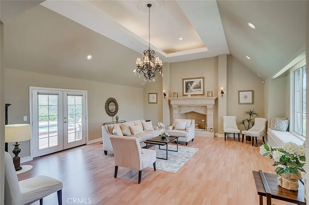 5 bed, 5.5 bath, 4961 sqft, $8,500 — Photo 4
