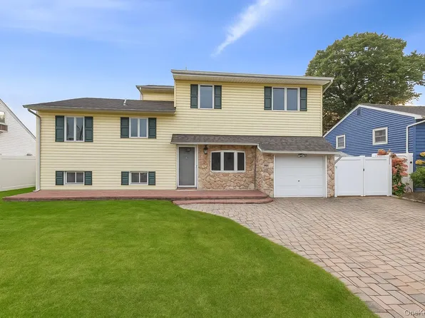 1012 N Ontario Avenue, Lindenhurst, NY 11757