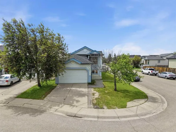 33 E Martin Crossing Grn NE, Calgary, AB T3J 3P1