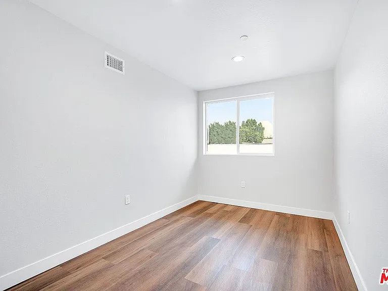 Saticoy Villas — Photo 41