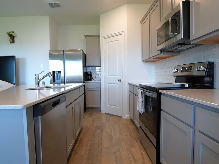725 Alden Dr — Photo 5