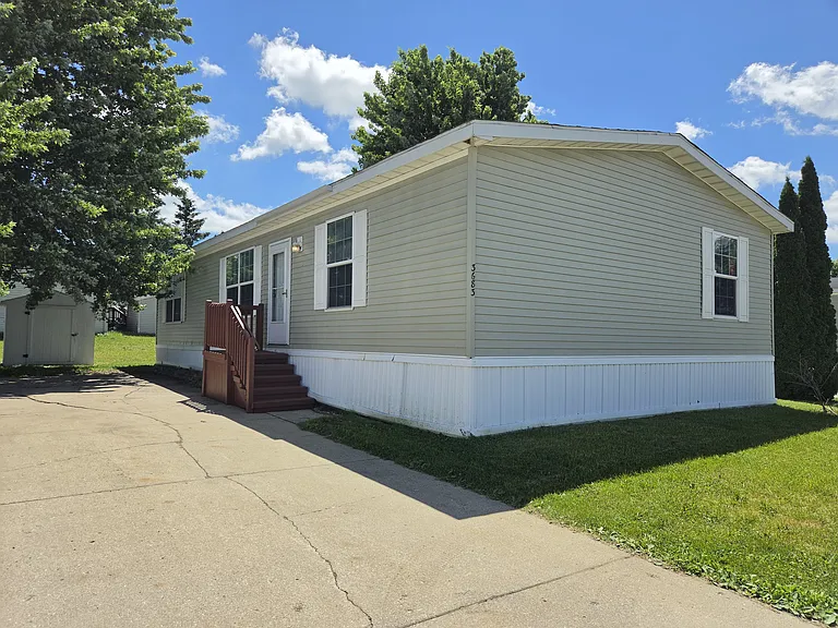 3951 Bentwood Cir W — Photo 42