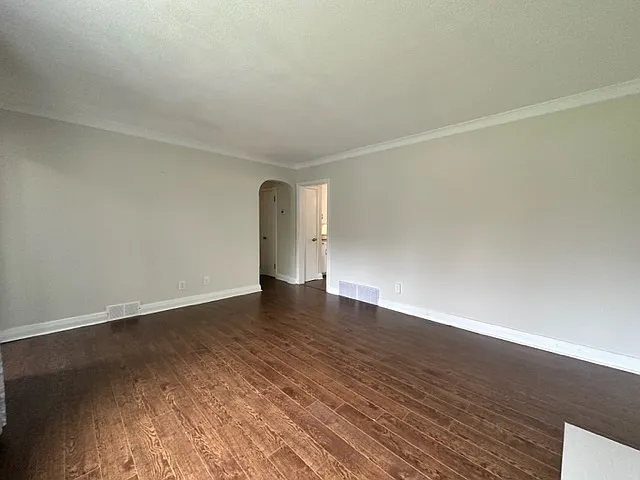 320 Brock St — Photo 3