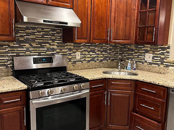 5th image of 32 Greenwich Dr