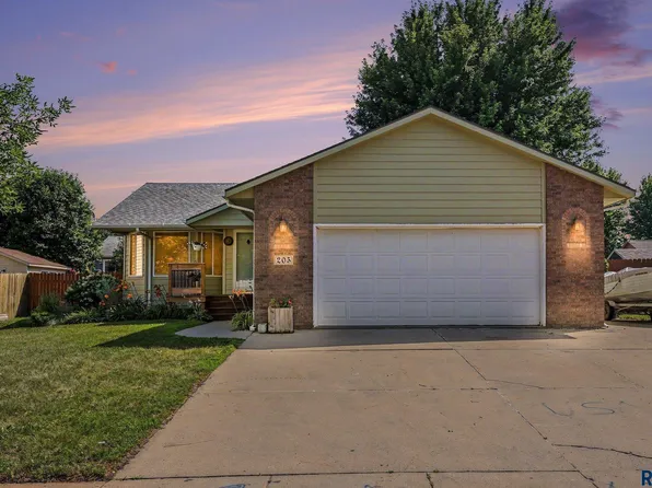 205 W Hackberry St, Brandon, SD 57005