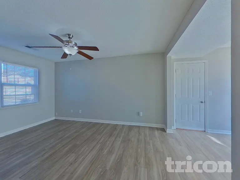 521 Halleck Ln — Photo 3