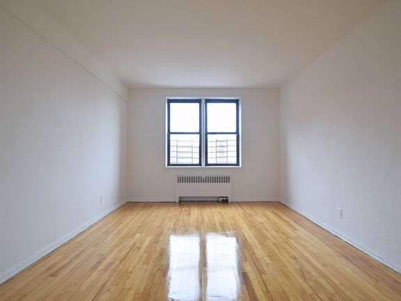 River Hill Gardens - Living Room - M83-03E