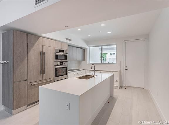 5th image of 455 NE 39th St #307
