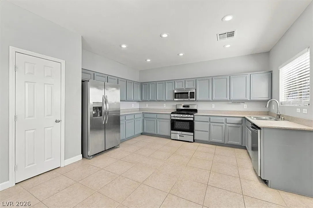4 bed, 2.5 bath, 2118 sqft, $2,150 — Photo 4