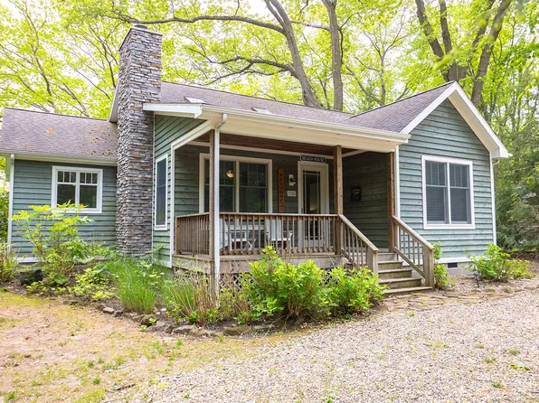 9720 Woodlawn Ave, Union Pier, MI 49129