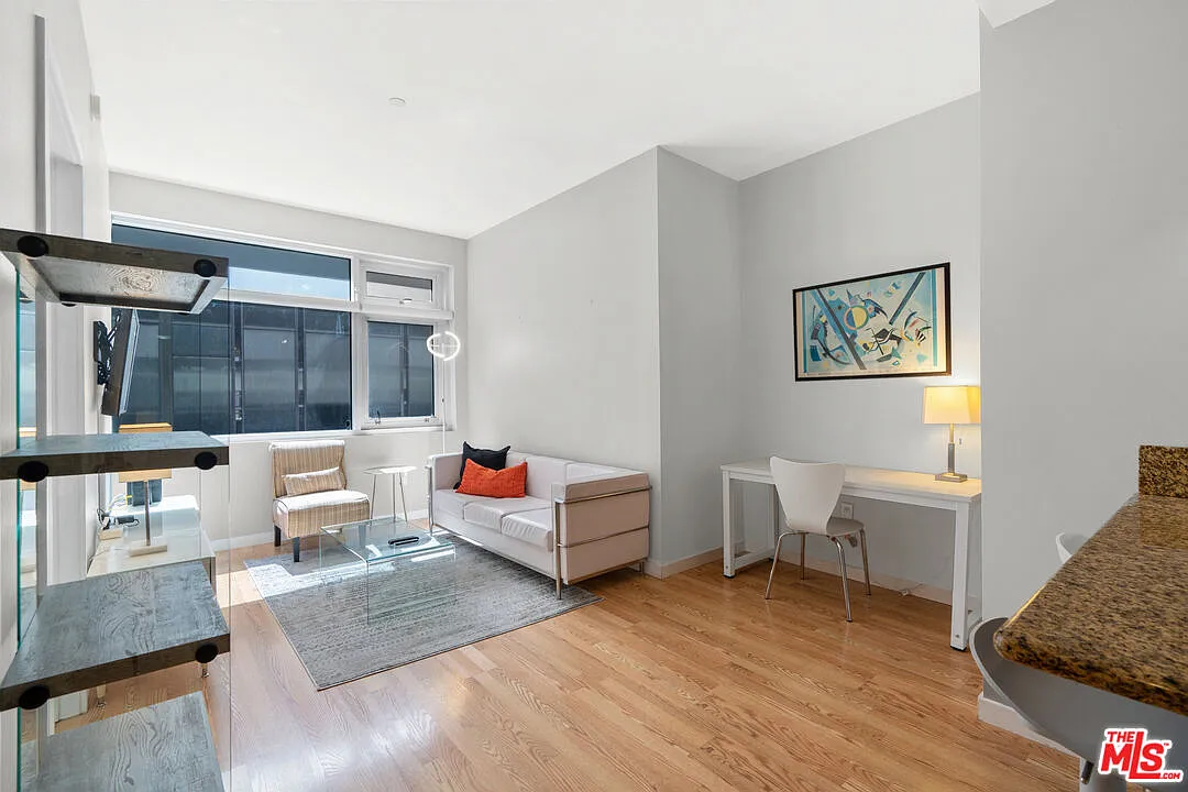 1 bed, 1.0 bath, 530 sqft, $2,100 — Photo 2